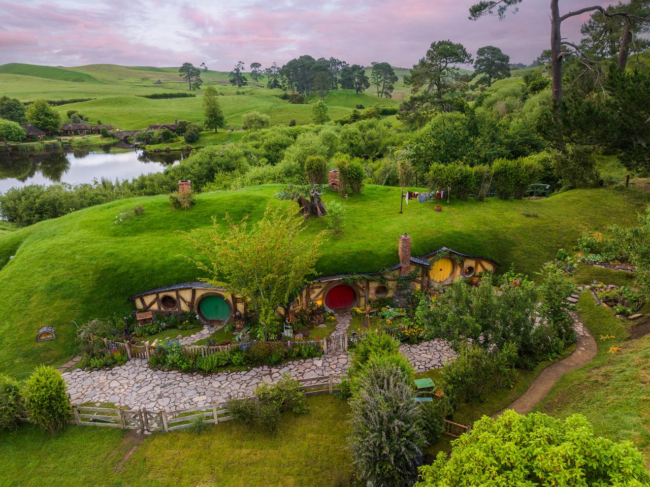  From Auckland: Hobbiton Movie Set & Waitomo Caves Small Group Tour