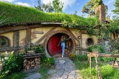 From Auckland: Hobbiton Movie Set & Waitomo Caves Private Tour