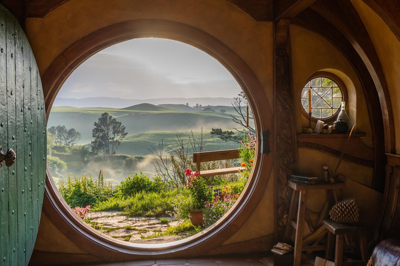 From Auckland: Hobbiton & Hamilton Gardens Small Group Tour