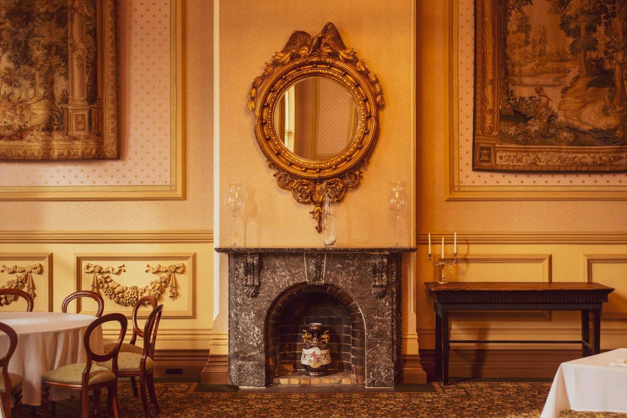 Wintertide by Candlelight - Heritage Tour, Dinner & Live Music at Craig's Royal Hotel