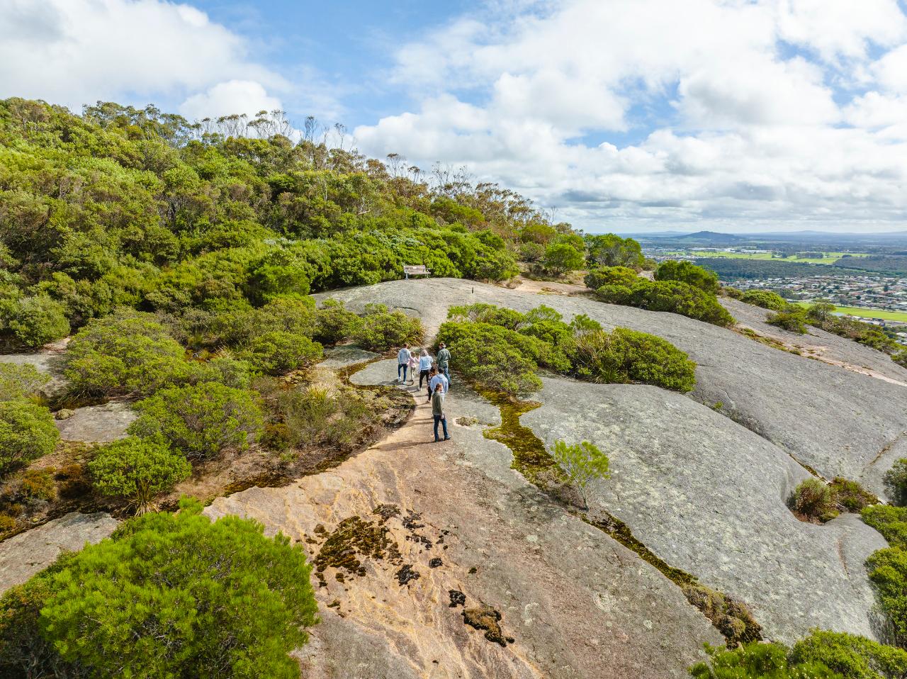 Scenic Bush Hike & Aussie Pub Adventure