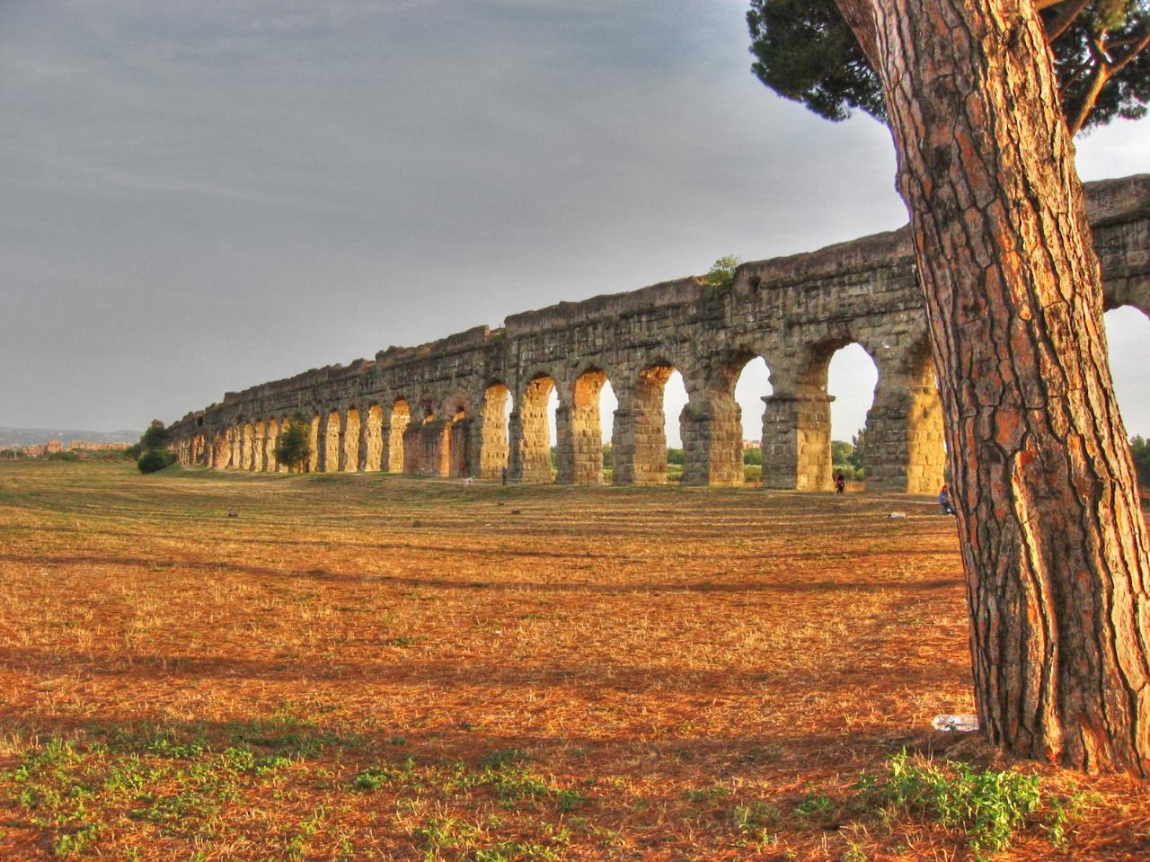 Trevi District: Guided Tour of the Aqueduct and Domus