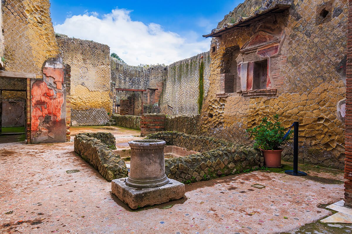 Herculaneum: Skip-the-Line Entry Ticket, Audioguide and Train from Naples