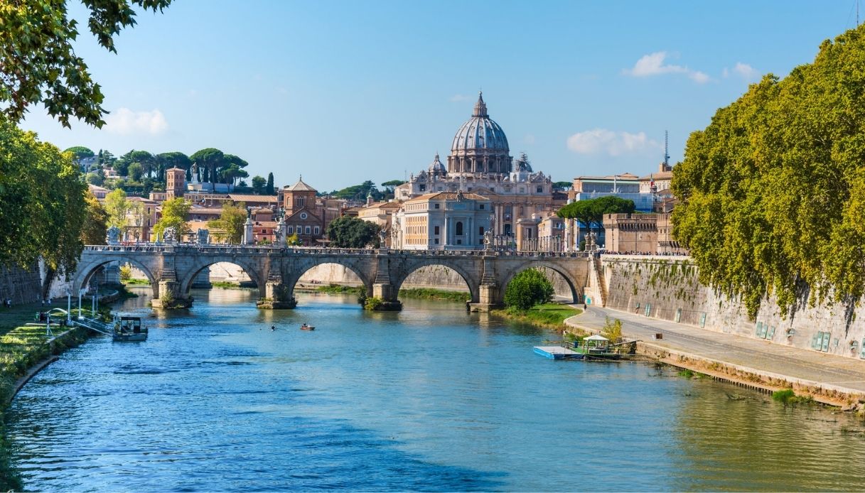 Tevere Evening Cruise with Wine and Snacks