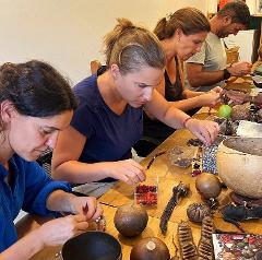 Atelier de création de bijoux en graines avec un artisan local