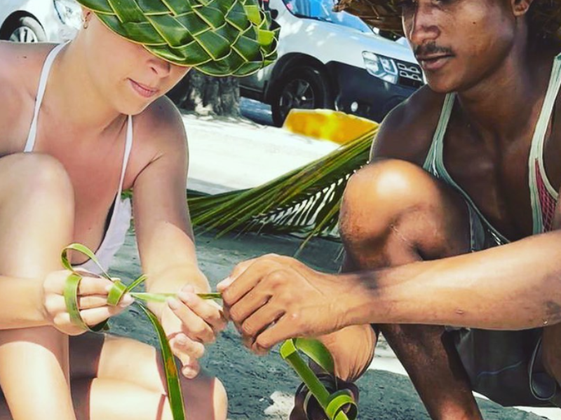 Atelier d’initiation au tressage de coco avec Akim