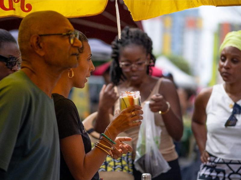Coaching nutrition au marché local avec dégustaiton