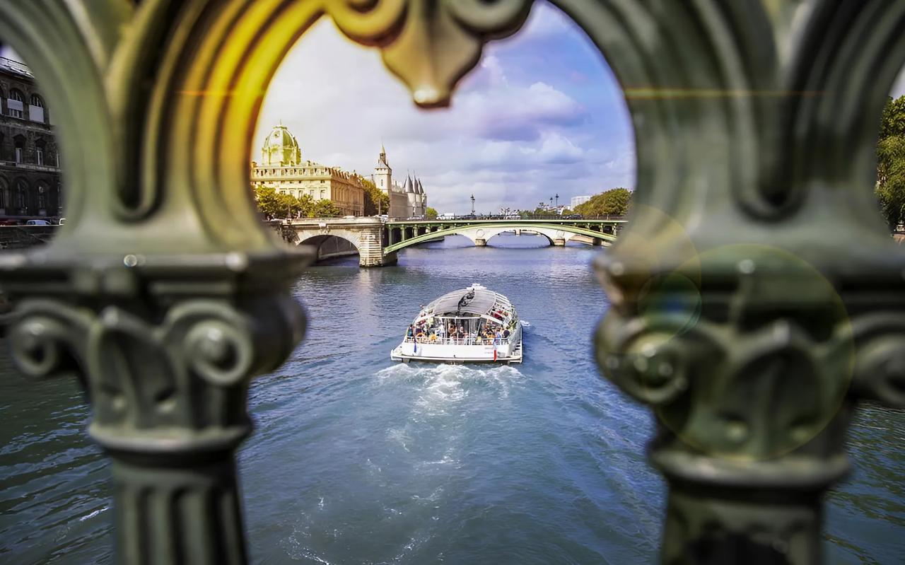  API Retro Side-Car Tour in Paris and River Cruise