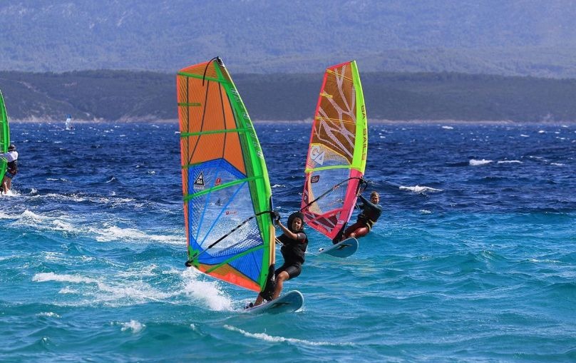 Exhilarating One-Day Windsurfing Adventure