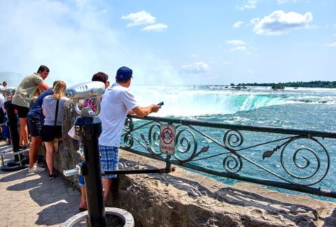 Lunch_at_Niagara_Falls_med