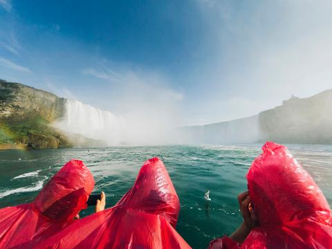 Niagara_Falls__Hornblower_cruise_med