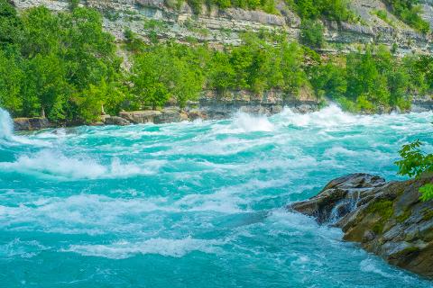 Niagara_River_Canada_med