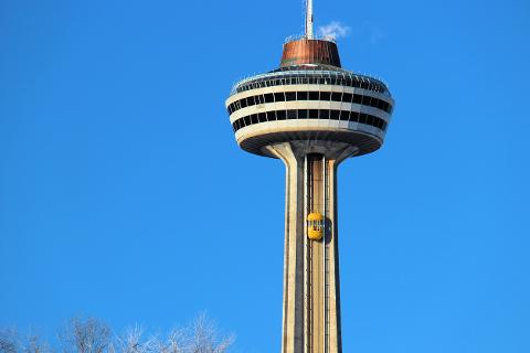 Skylon_Tower_Closeup_View__Canada_med