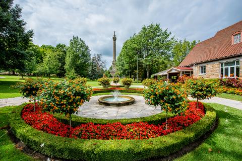 d1abf410a3e6441894fb1a424dc550ecQueenston_Heights_Park_Niagara_Falls_med