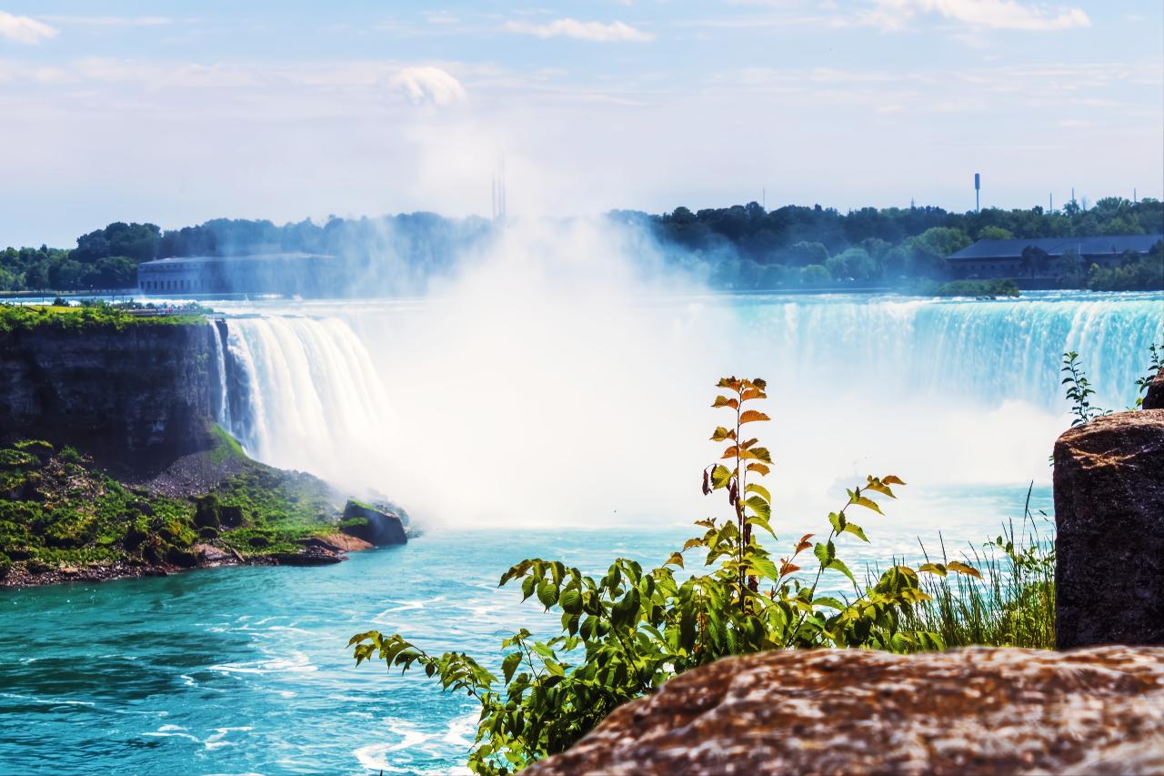 Burlington To Niagara Falls Day Tour (Small Group Tour. Boat Cruise & Wine Tasting Included)