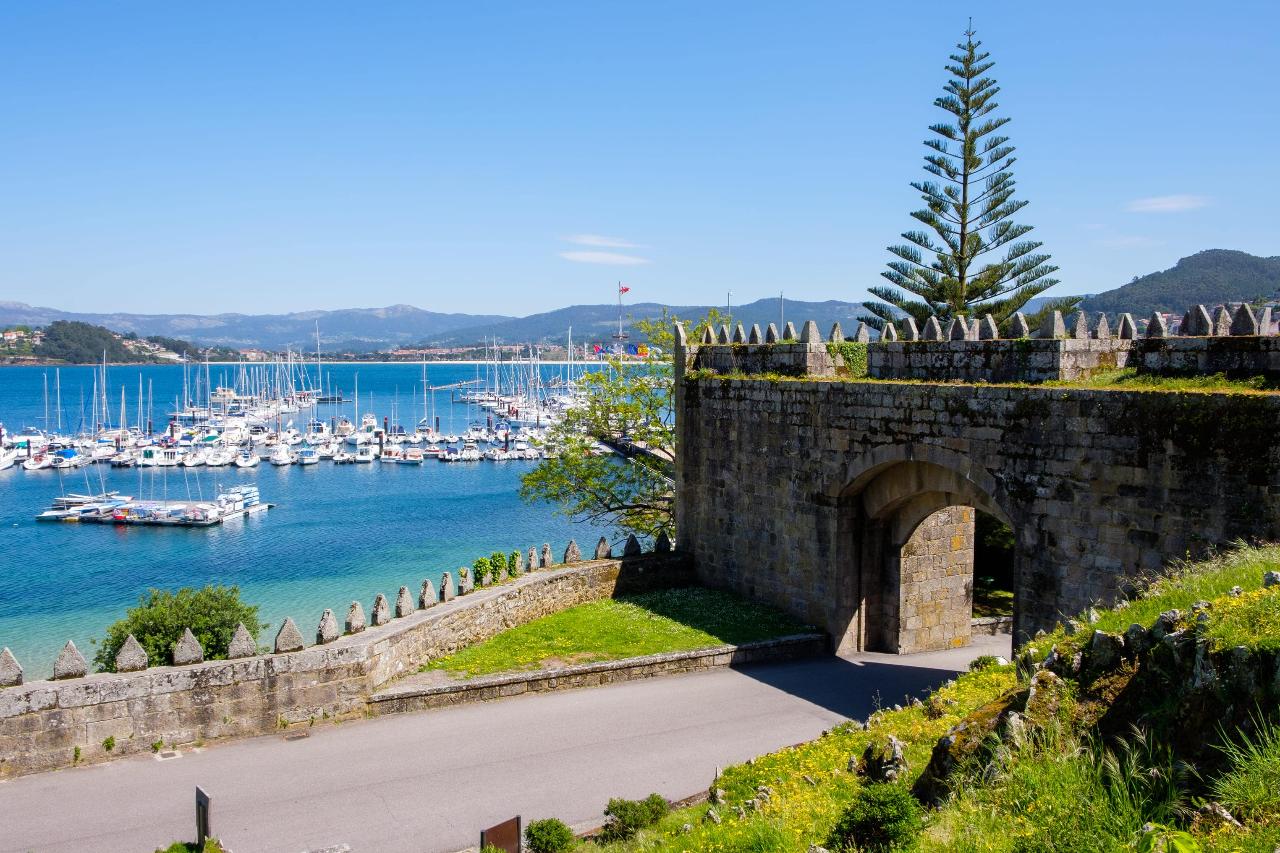Seafood & Paradores Premium Route to Santiago Bike Tour