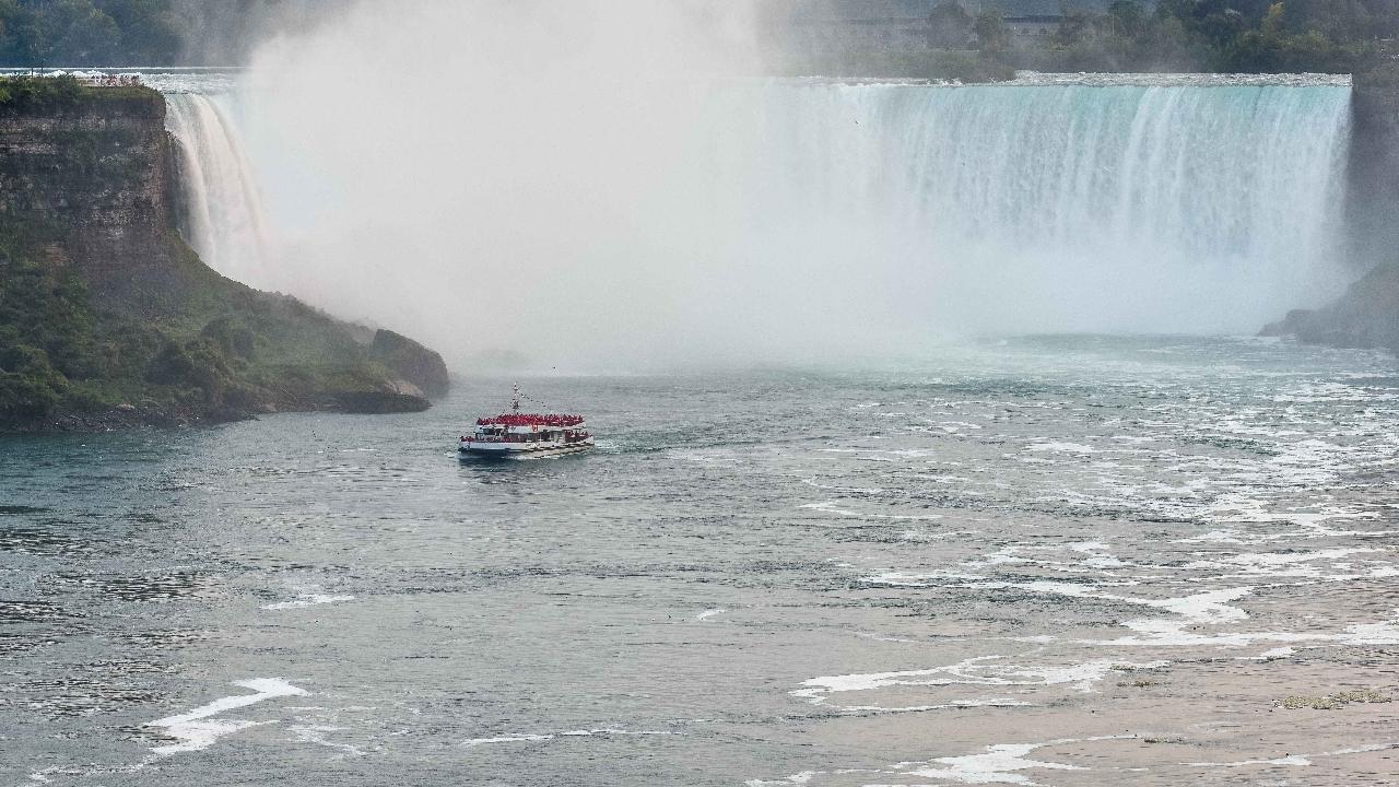 Oakville To Niagara Falls Day Tour (Small Group Tour. Boat Cruise & Wine Tasting Included)