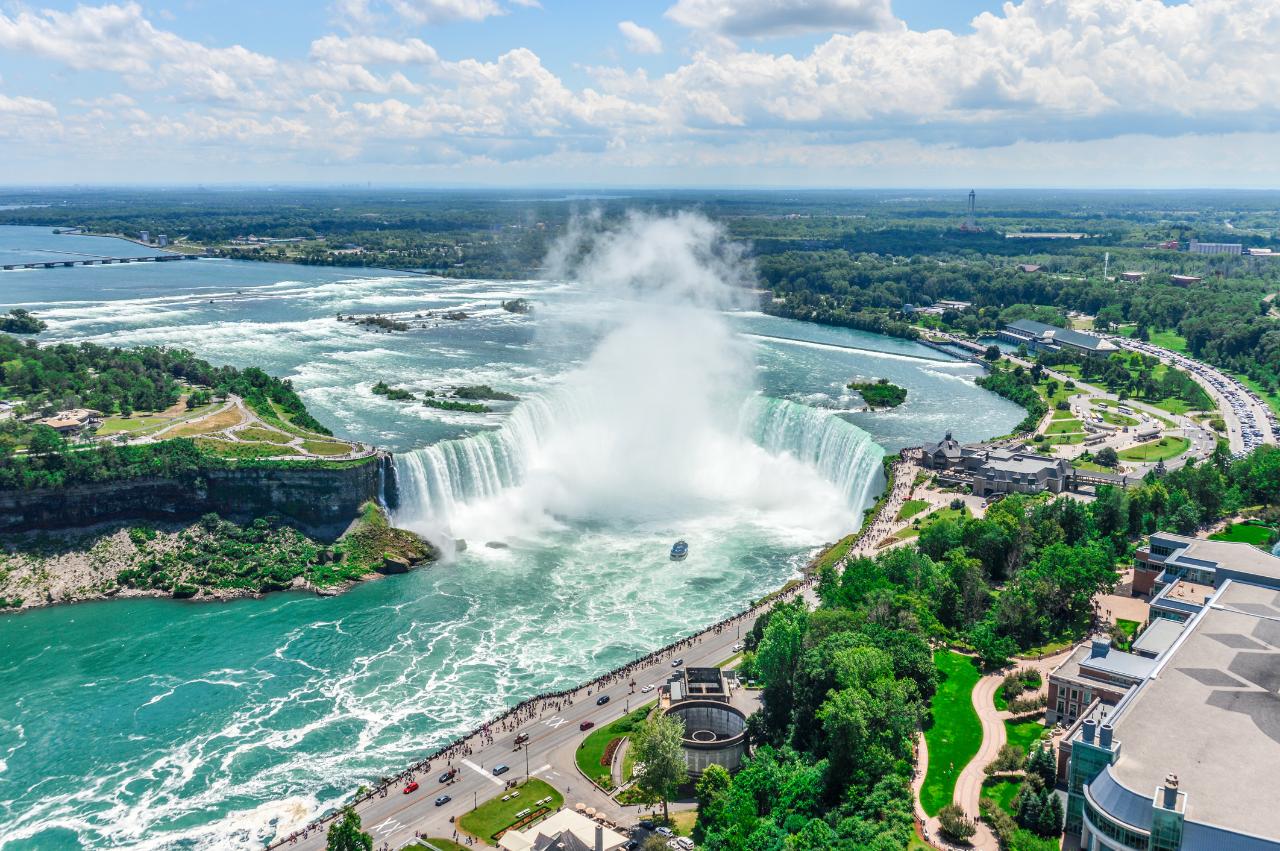 Niagara Falls Night Tour with Dinner and Lights