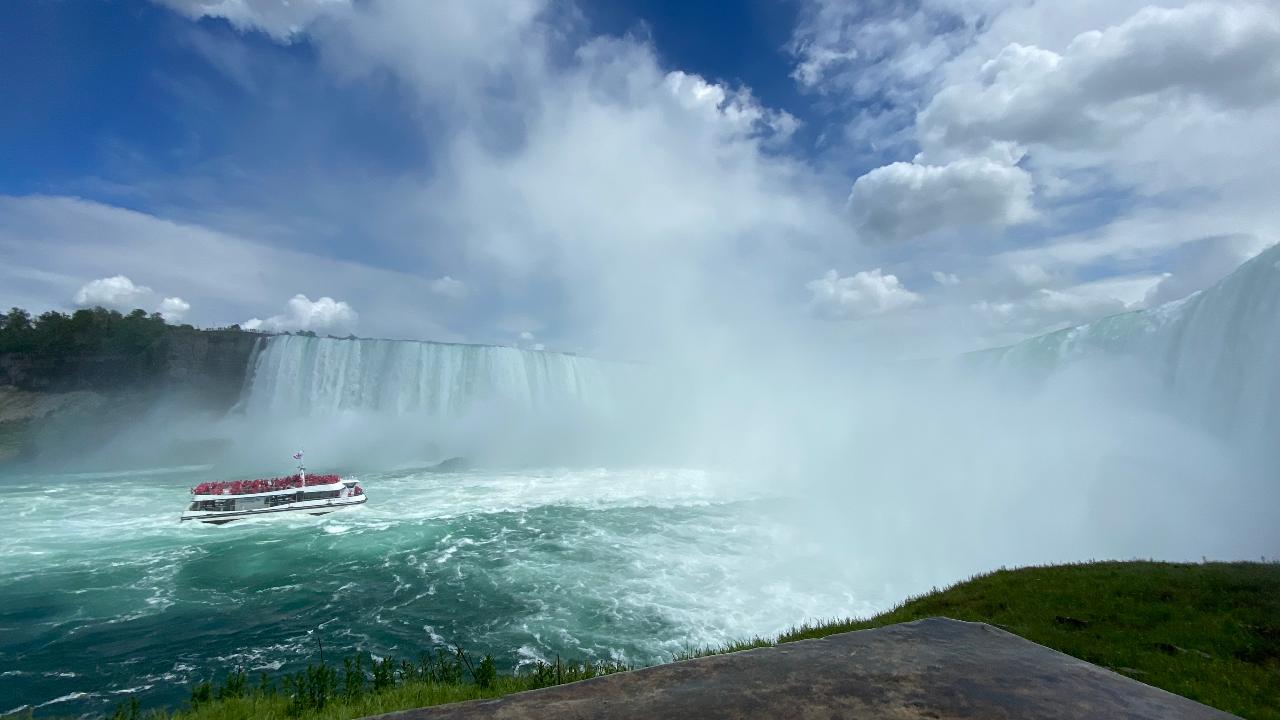 Richmond Hill to Niagara Falls Half Day Luxury Private Tour (upto 10 people)