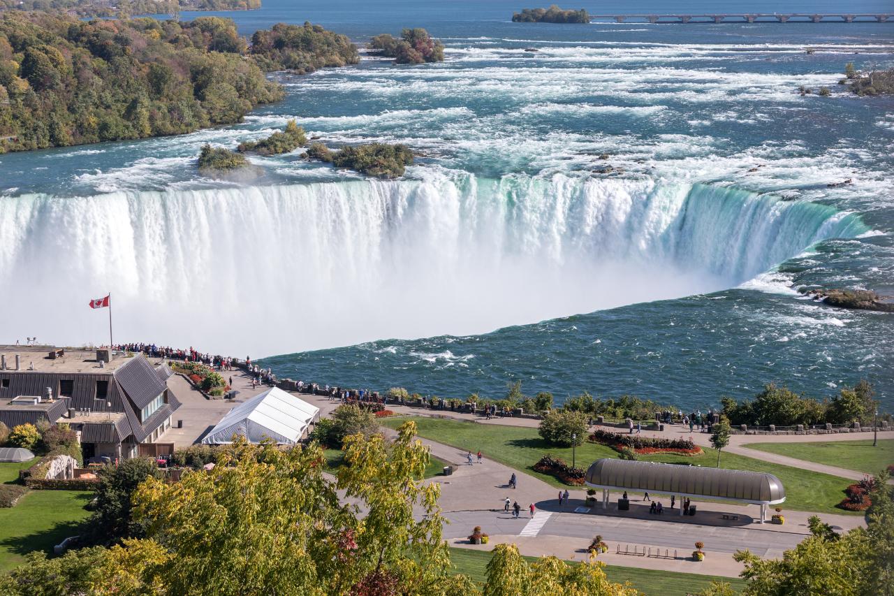 Niagara Night Walking Tour with Fireworks Cruise and Dinner