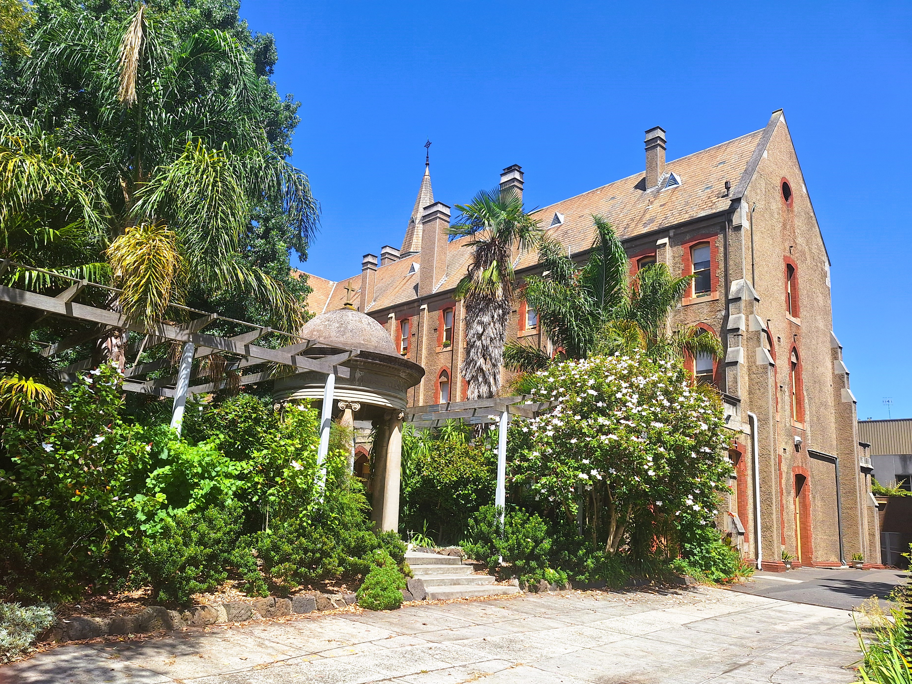 Melbourne Tour: Walk the Yarra to the Heritage Abbotsford Convent