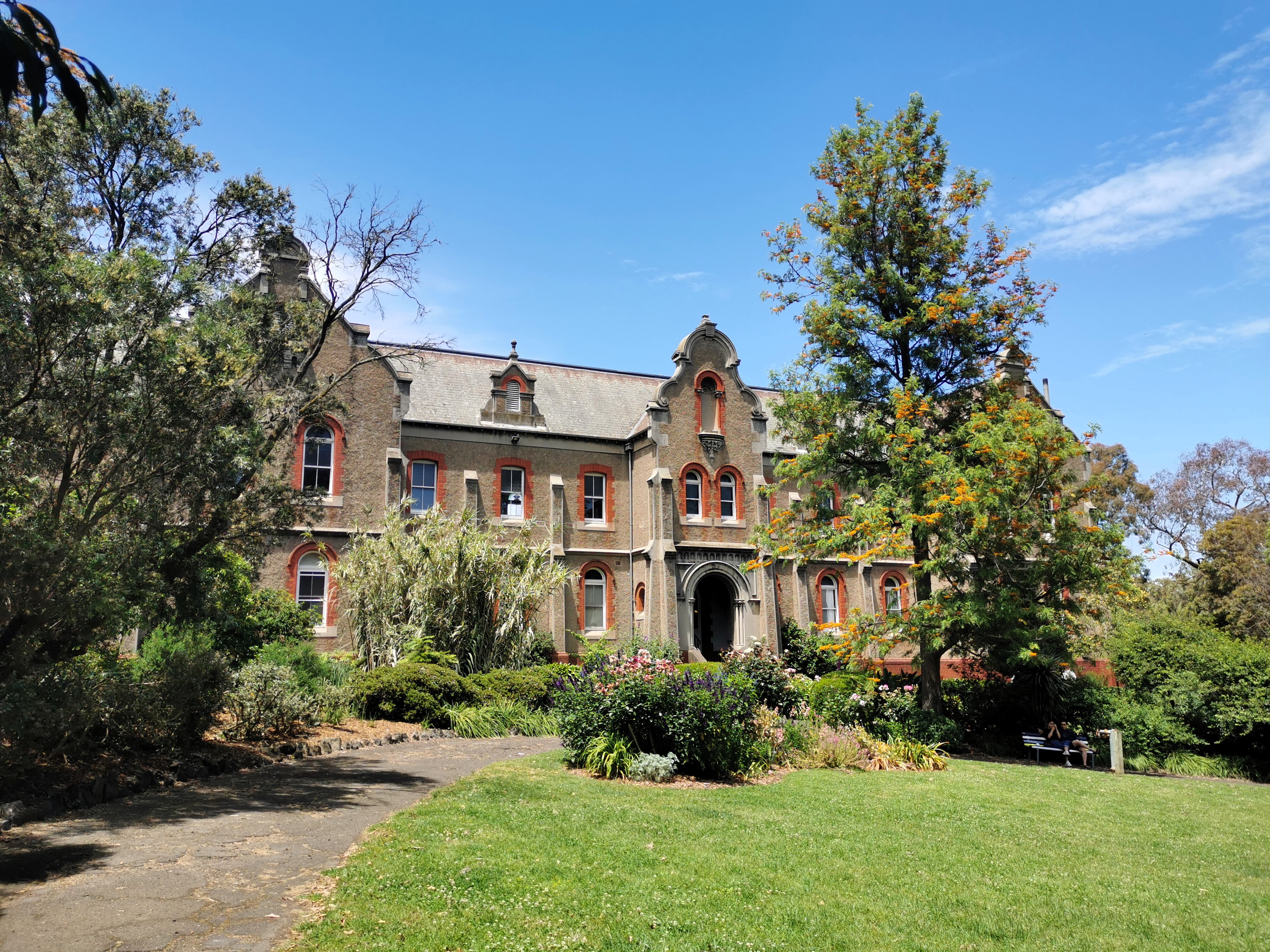 Melbourne Tour: Walk the Yarra to the Heritage Abbotsford Convent