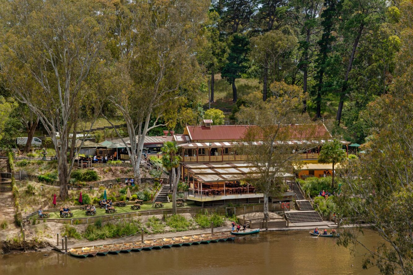 Melbourne Tour: Walk the Yarra to the Historic Fairfield Boathouse