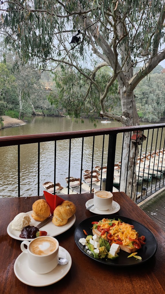 Melbourne Tour: Walk the Yarra to the Historic Fairfield Boathouse