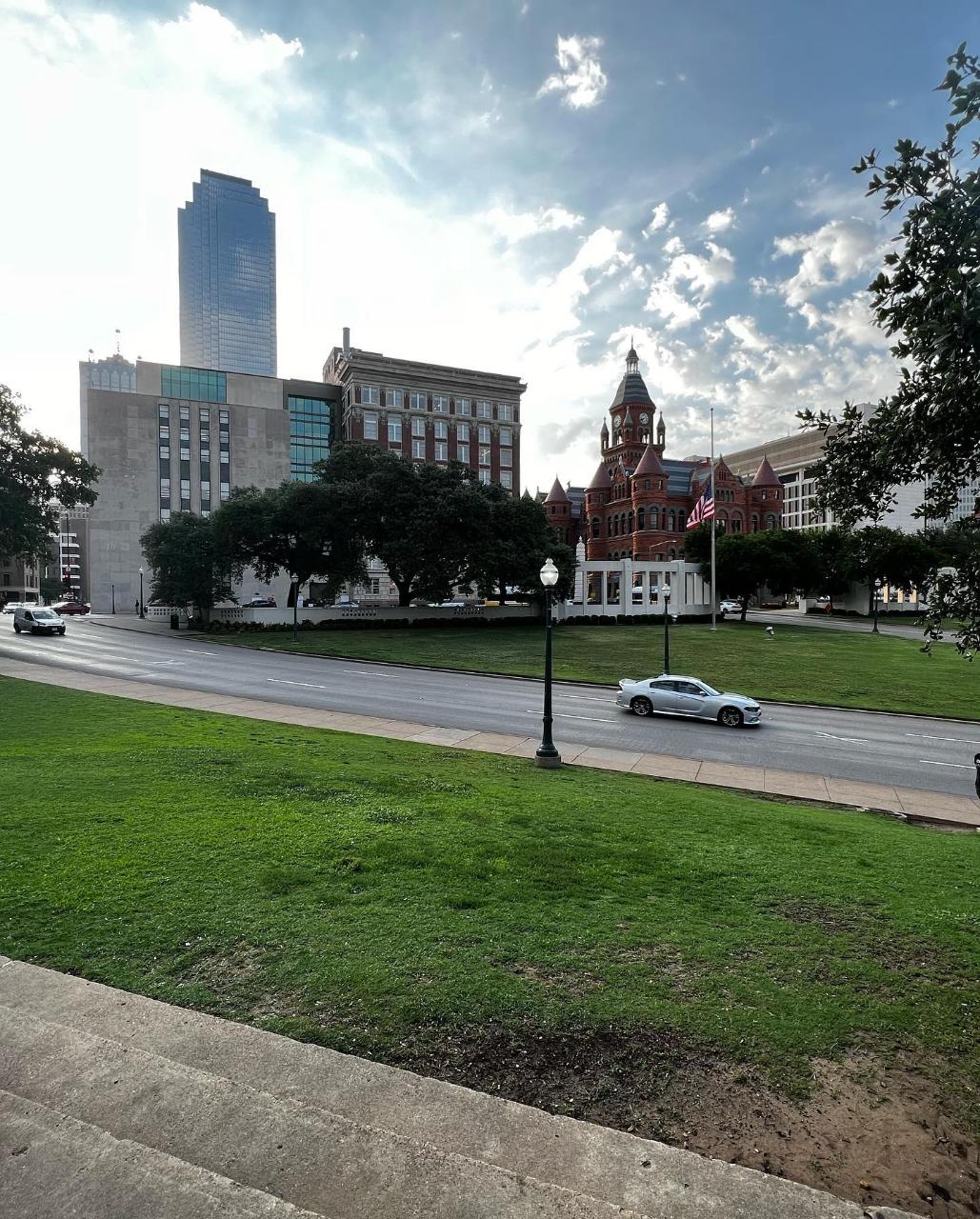 65 Minute JFK Assassination Walking & Van Tour