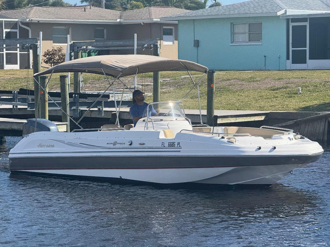  HURRICANE SUNDECK 231 DECK BOAT