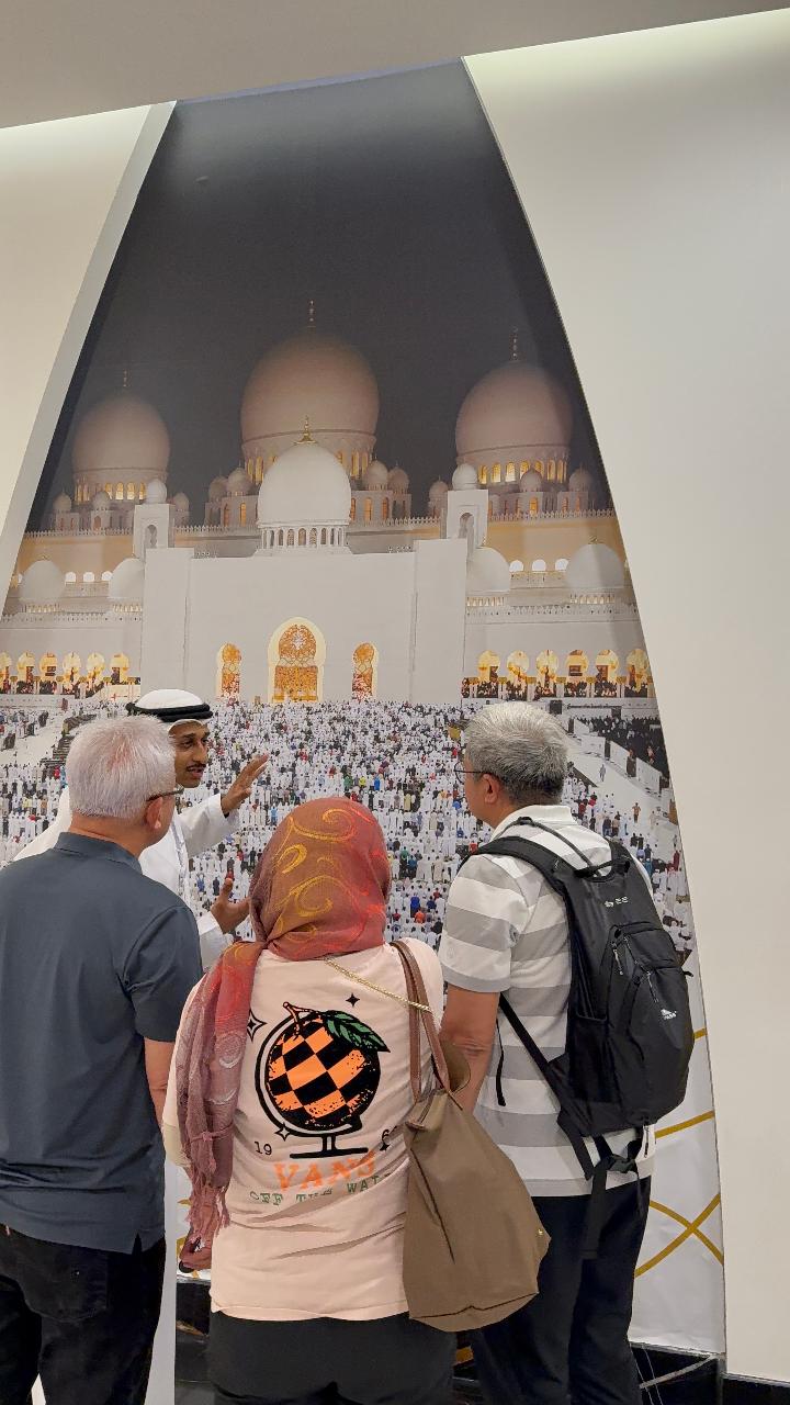 Iftar Experience at Sheikh Zayed Grand Mosque with an Emirati Guide