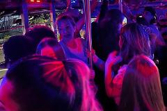 Medellín Nightlife Party Bus: Música, luces y cerveza a bordo