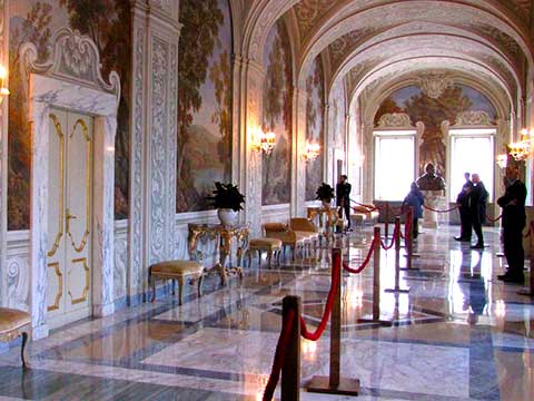 Private Castel Gandolfo Tour with Golf Buggies: Barberini Gardens, Apostolic Palace and Music Room