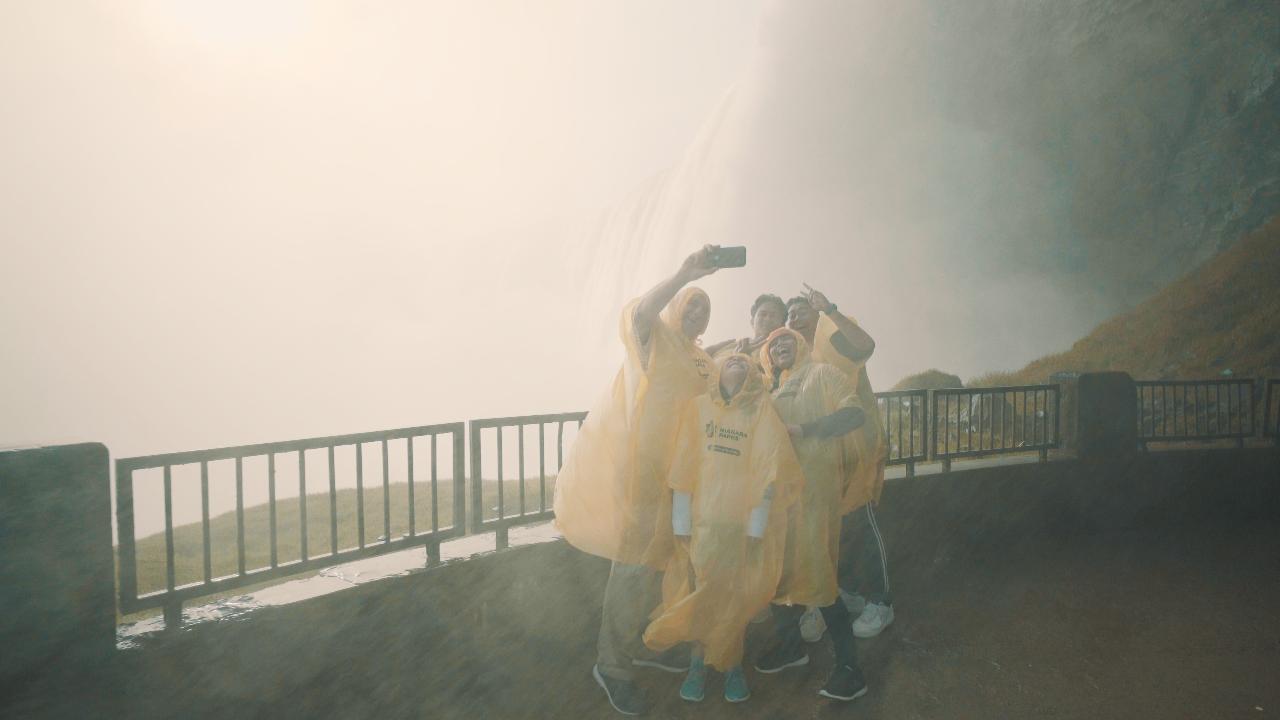 Niagara Falls Above & Behind Small Group Walking Tour 