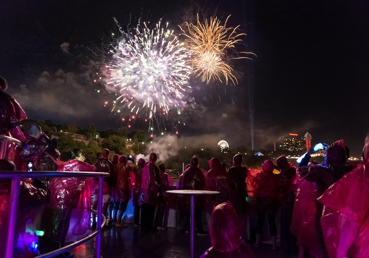 Private Exclusive Night on Niagara Walking Tour with Fireworks Cruise + Dinner