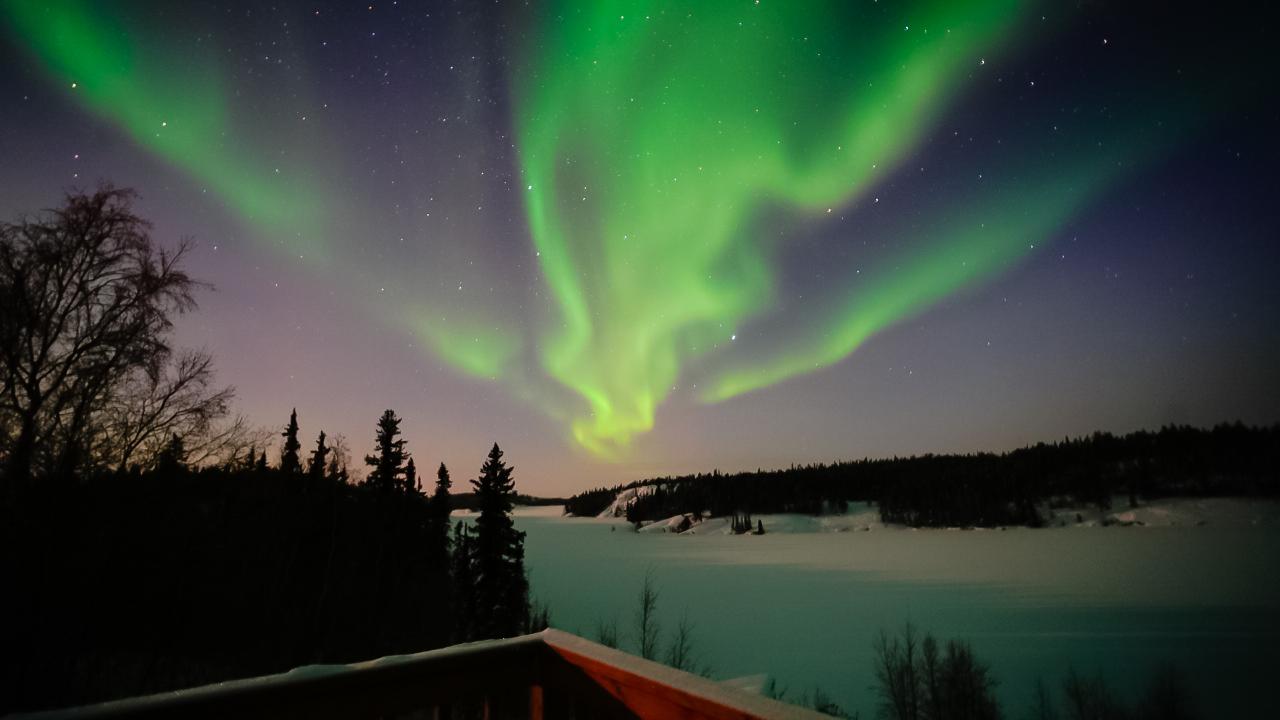 Aurora Viewing Experience in Lakeview Cabin