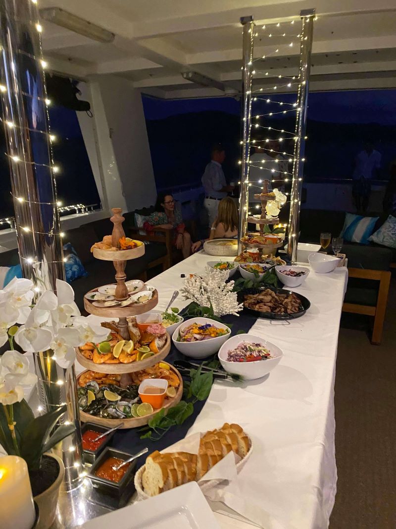 sunset dinner cruise airlie beach