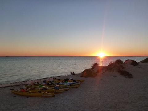 Beach_Camp_sun_set_640px