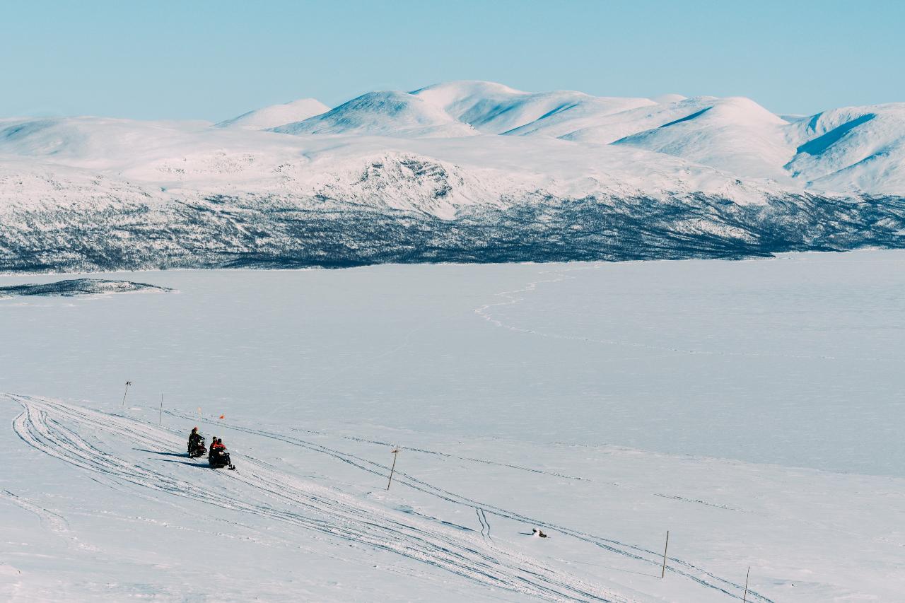 LÅKTATJÅKKO SNOWMOBILE TOUR