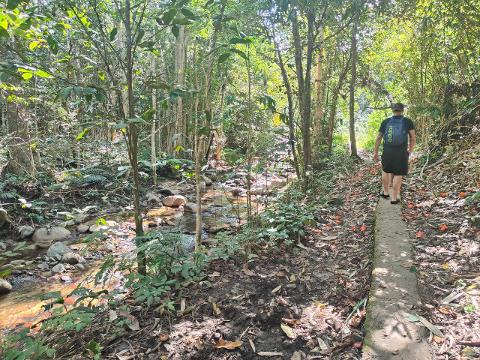 hiking_fiji_