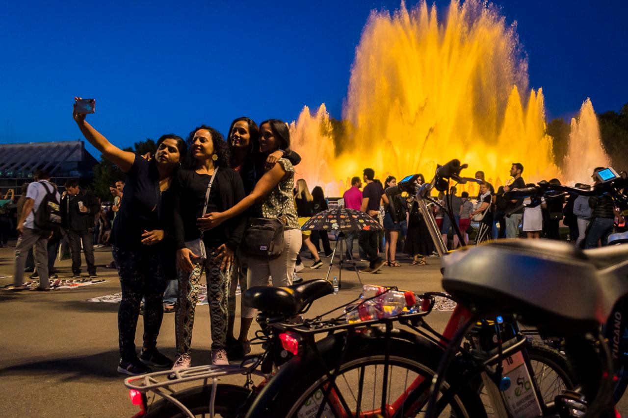 MAGIC FOUNTAINS & BCN AT NIGHT - 3h