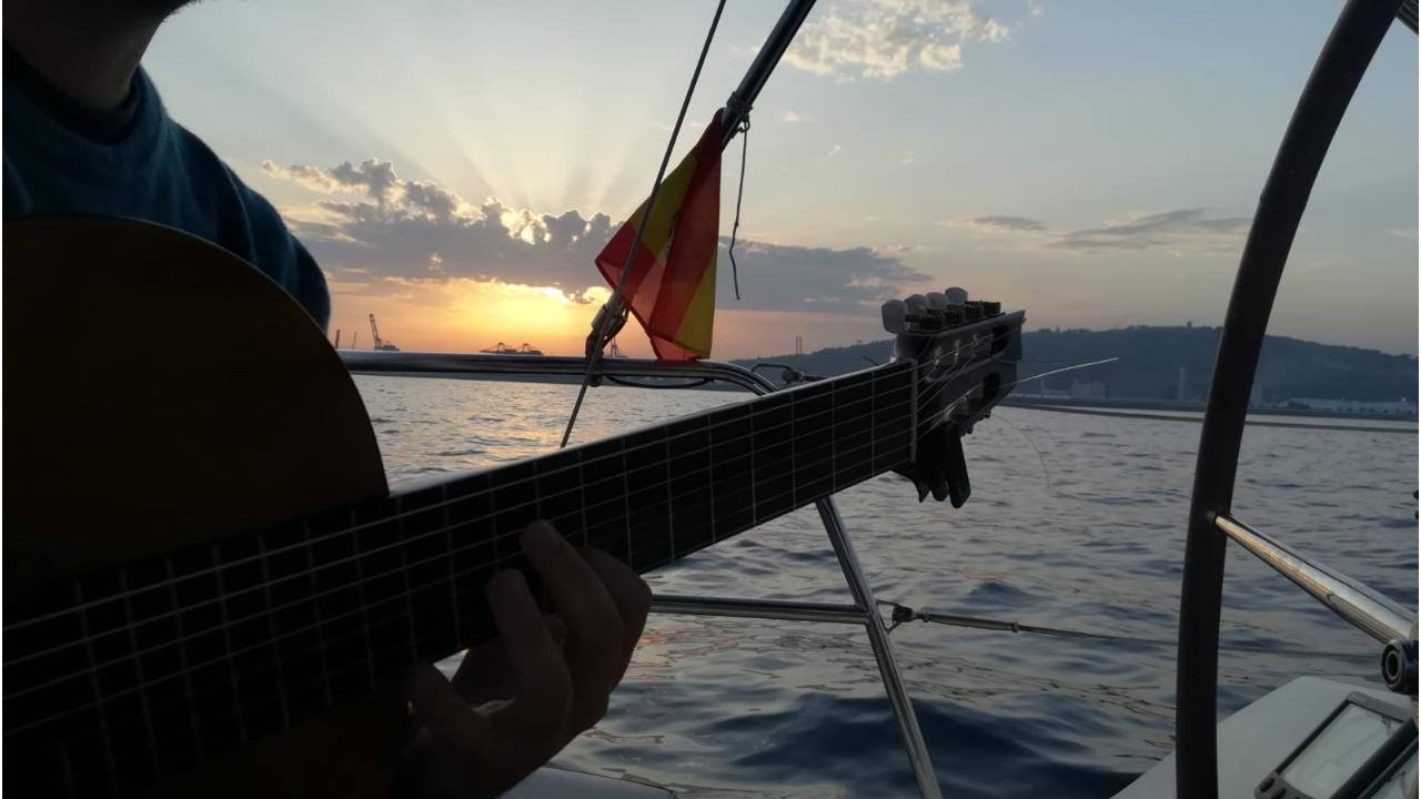 Sunset Spanish Guitar Live & Sailing Experience Barcelona 2 h.