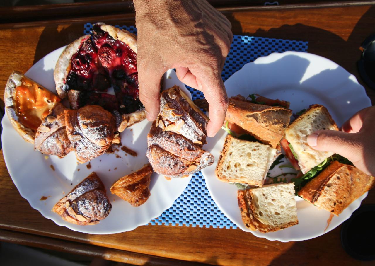 Light Brunch & Sailing Experience Barcelona from Port Vell