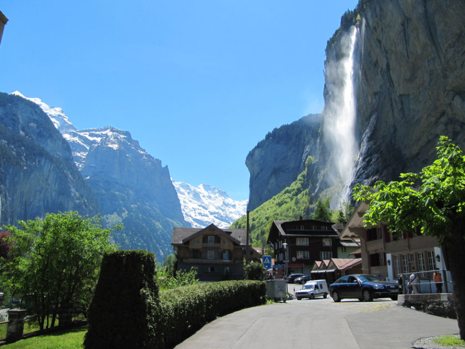 https://img.rezdy.com/PRODUCT_IMAGE/44420/Lauterbrunnen_Staubbach_960x720_lg.jpg