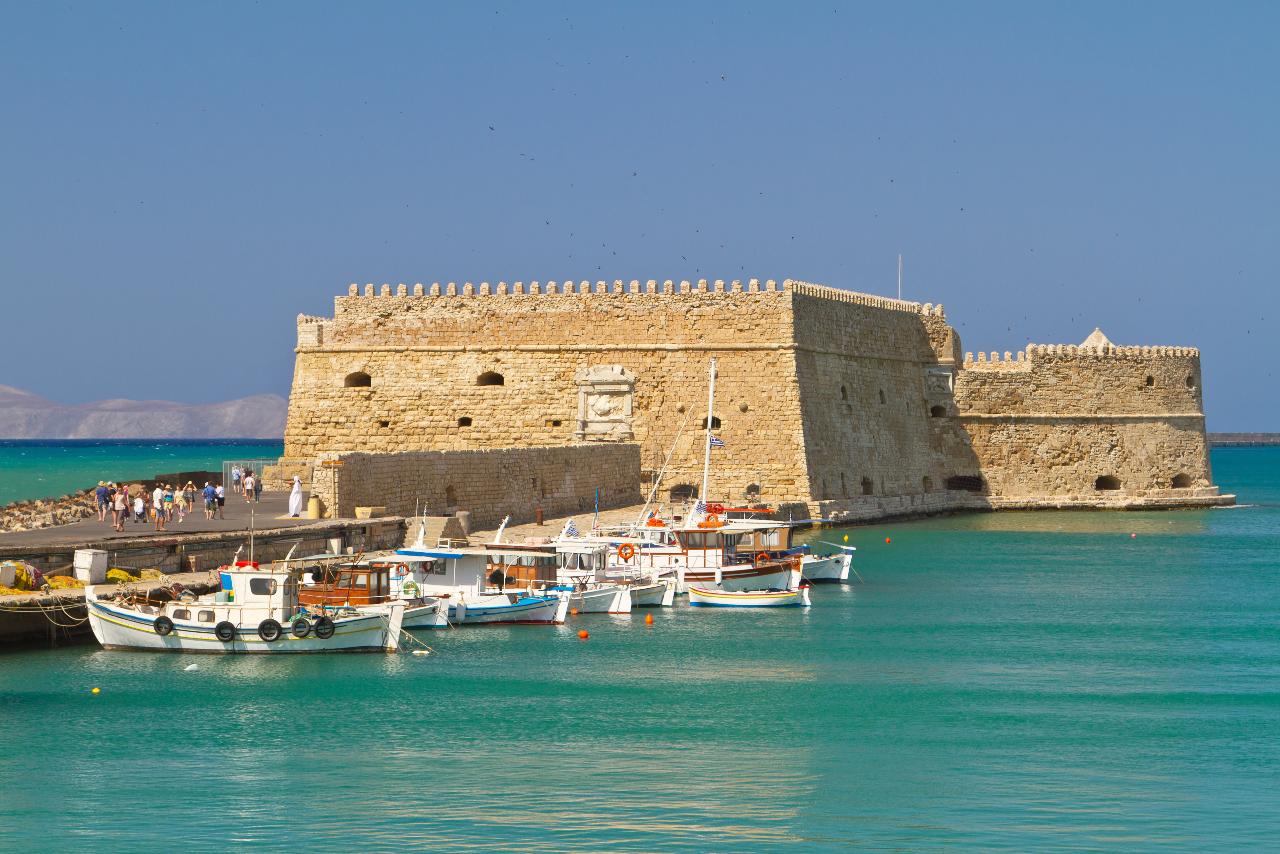 From Central Heraklion to Chania international airport "I. DASKALOGIANNIS"