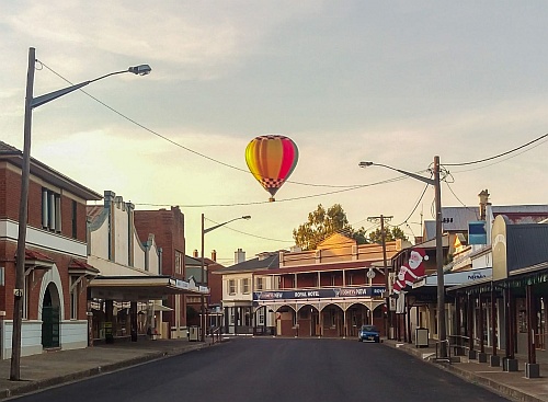 BALLOONING, BREAKFAST and BUBBLES at CANOWINDRA during F.O.O.D WEEK April 2021