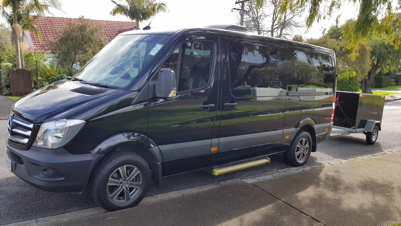 Auckland Airport > City One Way - (Private Business or Touring Class Mercedes Minivan up to 11 passengers)