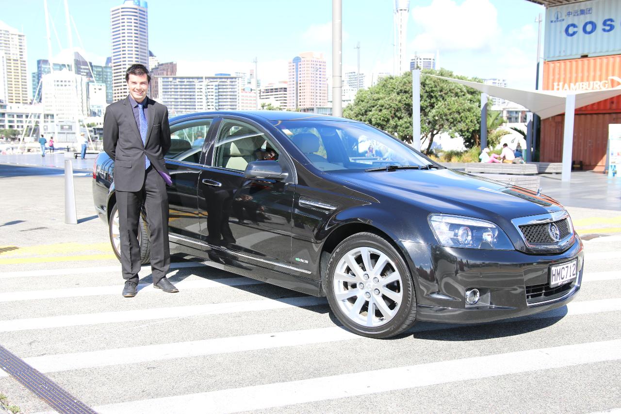 Auckland Airport > City One Way - (Private Executive Sedan for 1-3 passengers)