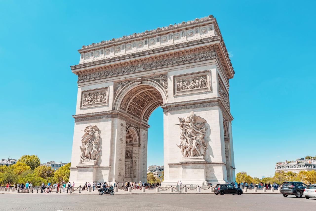 Art & Adventure: Private Panoramic Tour of Paris & Tailored Louvre Visit