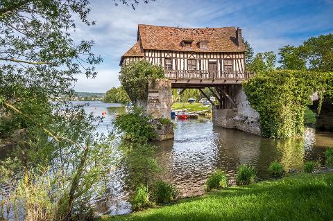 Honfleur Shore Trip: Explore Giverny Gardens & Honfleur with a Guide